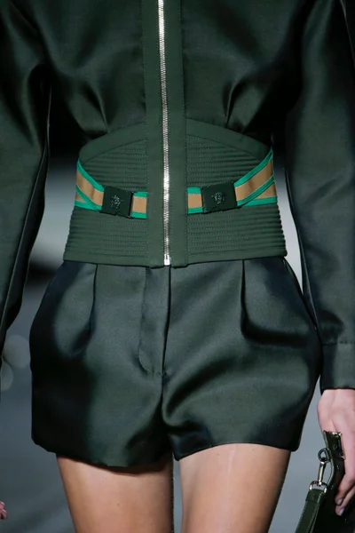 Look 16